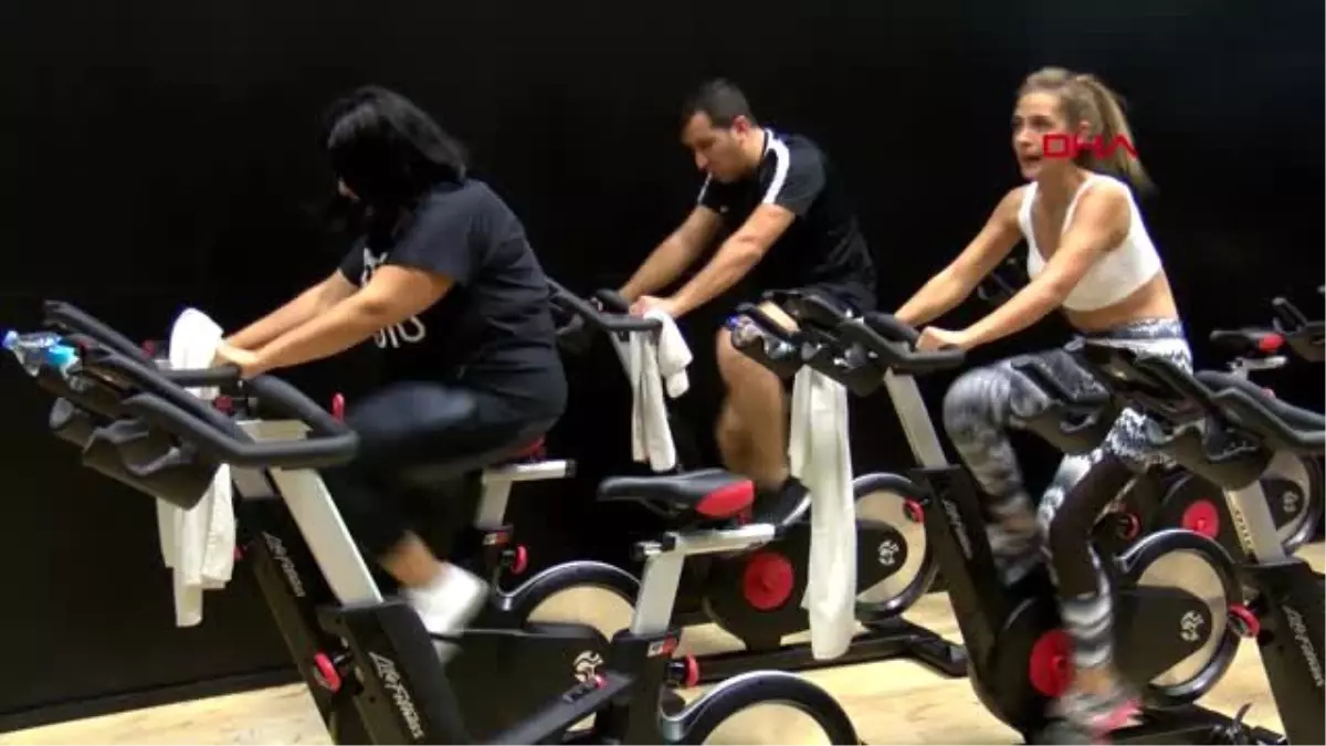 Ankaralı sporseverler \'indoor cycling\' egzersizi yaptı