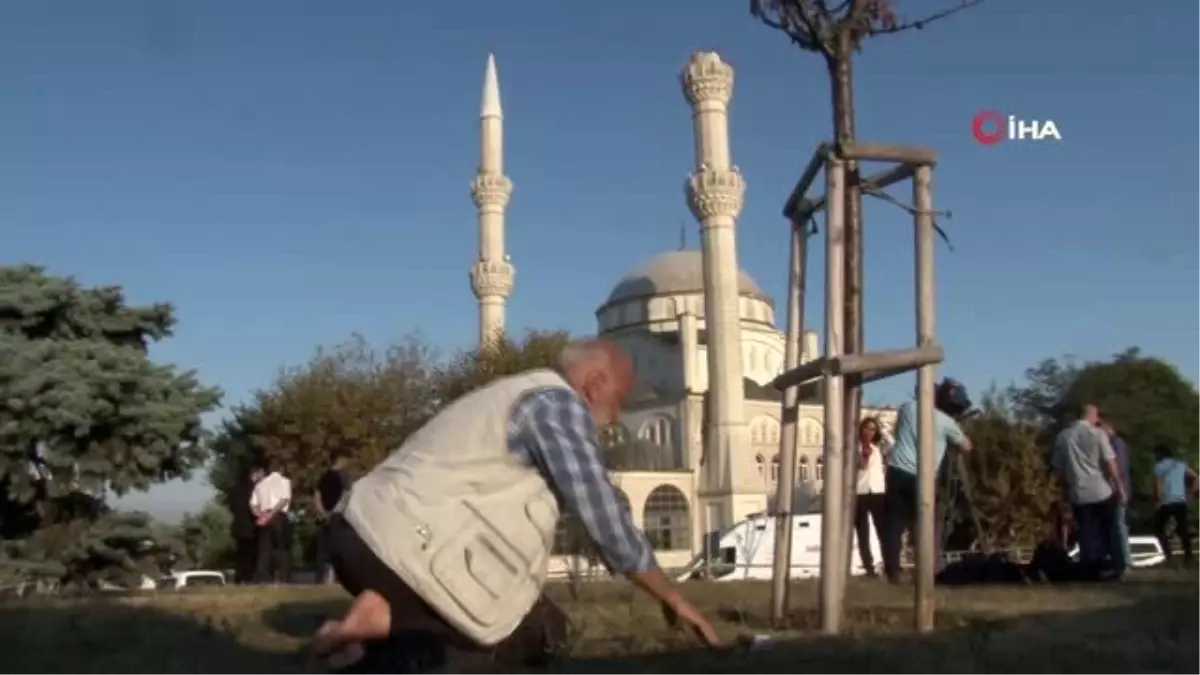 Avcılar\'da minaresi yıkılan caminin önünde böyle namaz kıldı