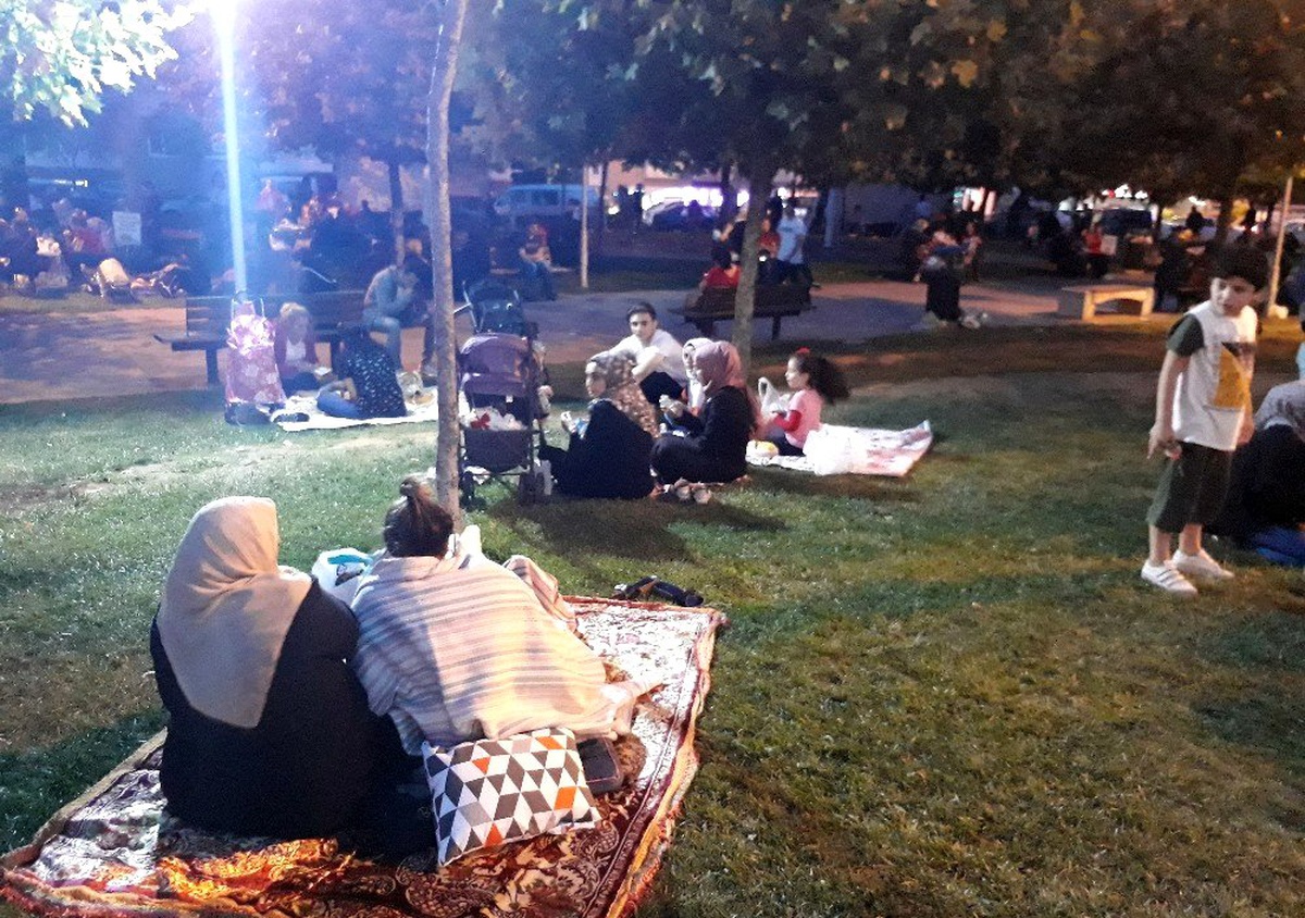 Bahçelievler\'de deprem sonrası vatandaşlar parklara akın etti