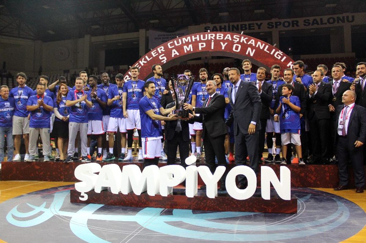 Bakan Kasapoğlu\'ndan Anadolu Efes\'e kutlama