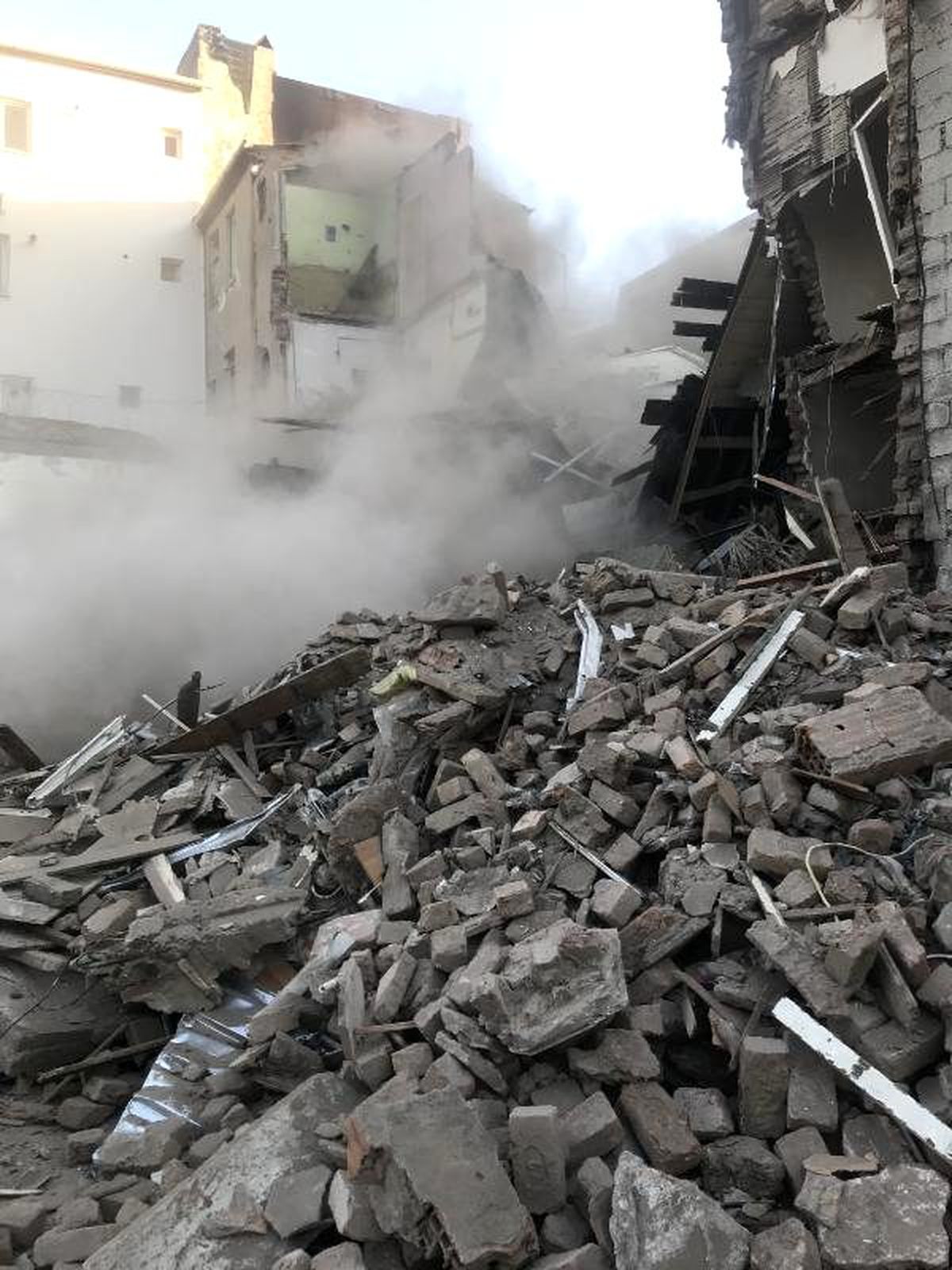 Balat\'ta depremde hasar gören binalarda yıkım yapılıyor
