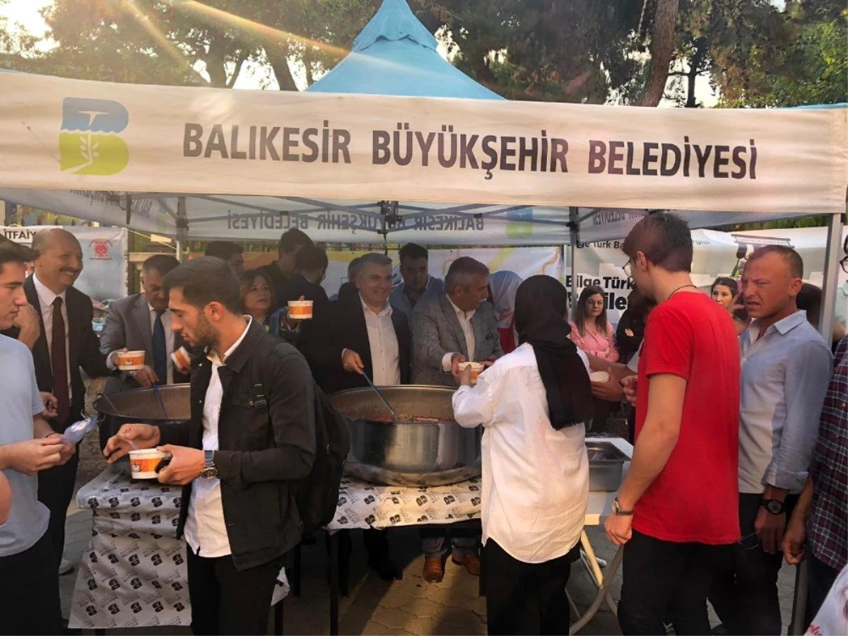 Balıkesir Büyükşehir\'den üniversitelilere aşure ikramı
