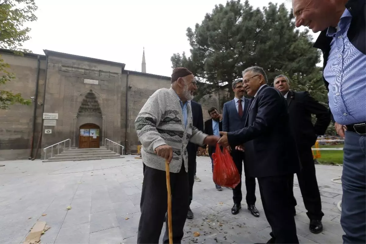 Başkan Büyükkılıç, Hunat Camii çevresinde yapılan çalışmaları inceledi