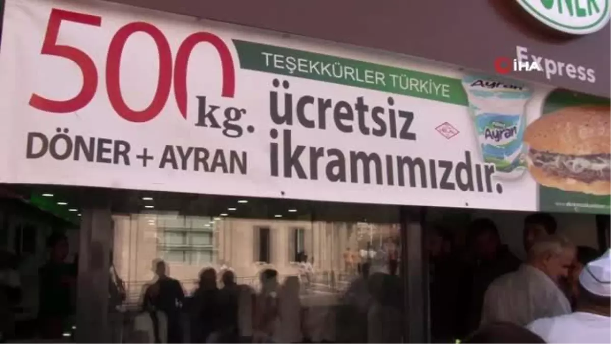 Bedava döner için yüzlerce kişilik kuyruk oluştu