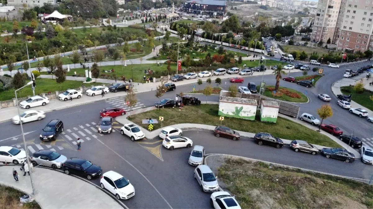 Beylikdüzü\'nde yüzlerce vatandaş deprem sonrası parkları doldurdu