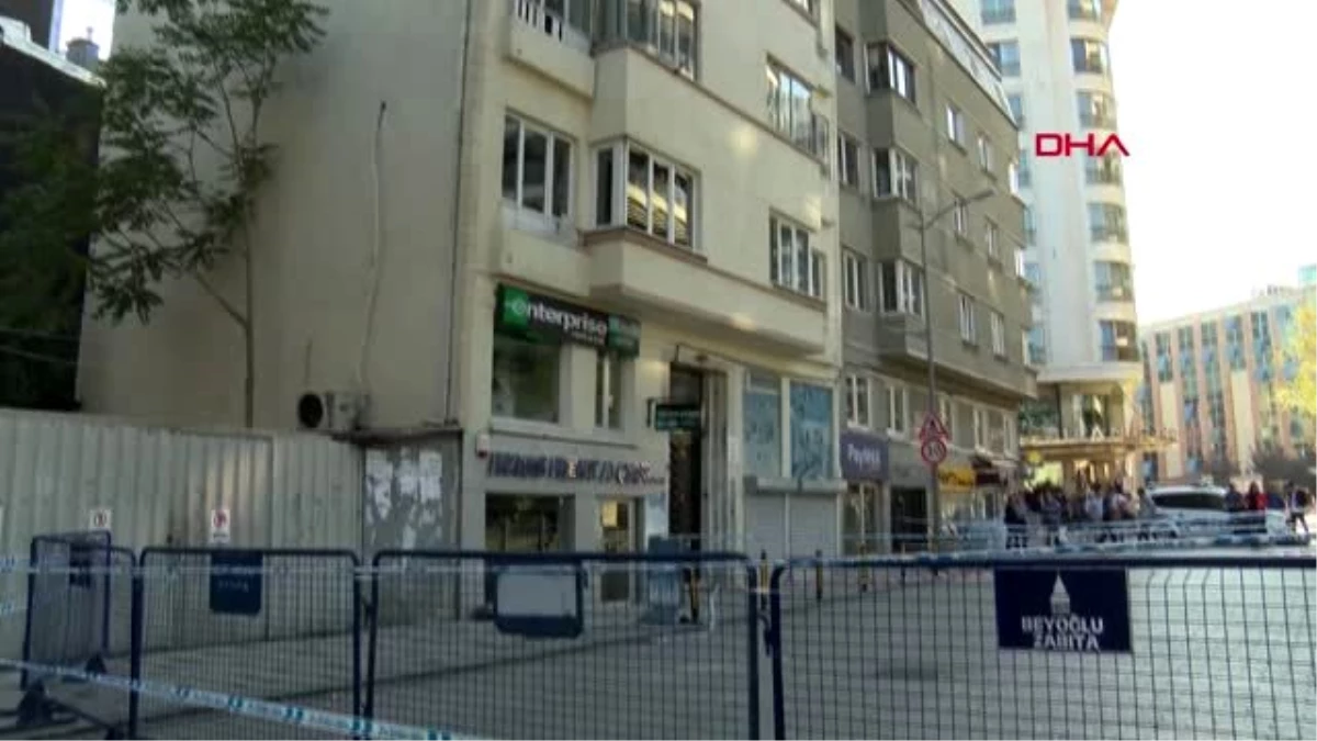 Beyoğlu\'nda çatlaklar oluşan bina tahliye edildi