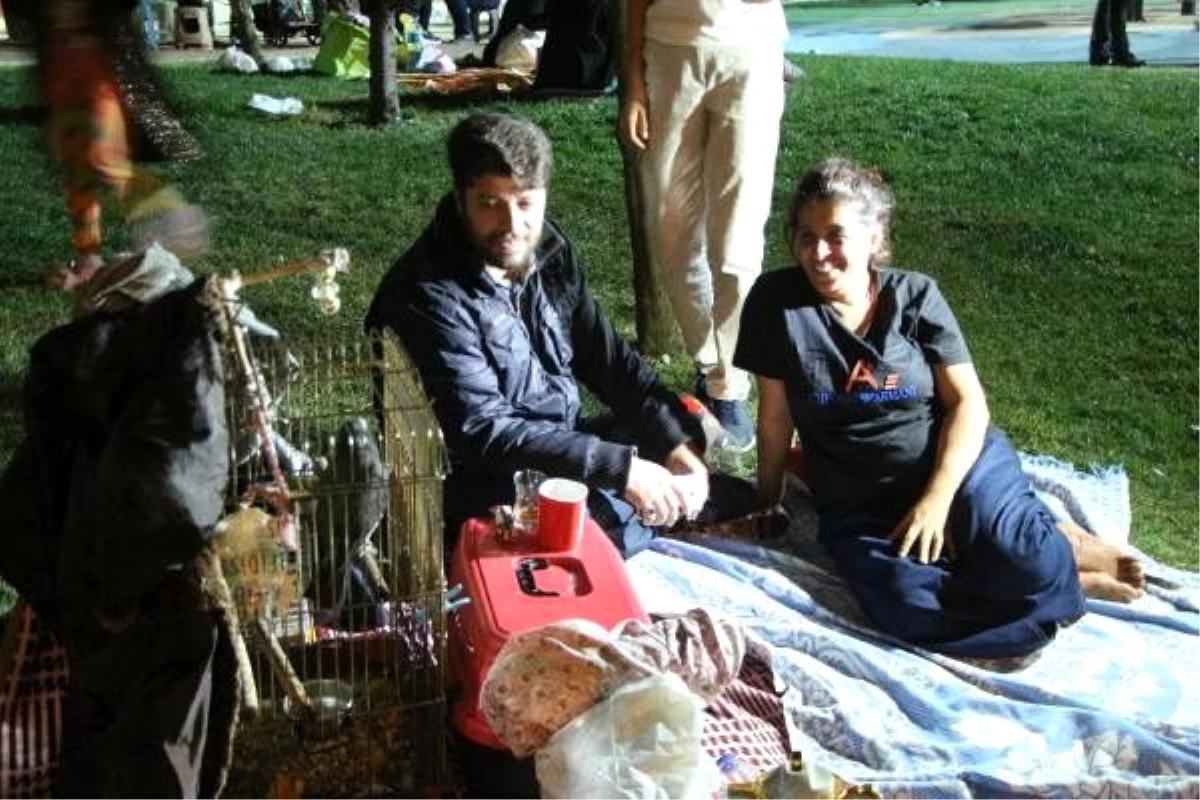 Beyoğlu\'nda deprem korkusu yaşayanlar parklarda toplandı