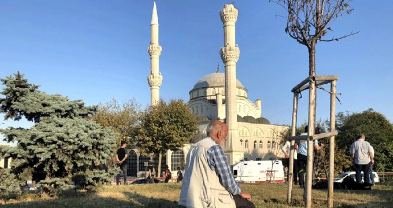 Bir vatandaş Avcılar\'da deprem nedeniyle minaresi yıkılan caminin önünde namaz kıldı