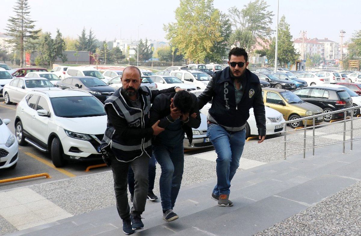 Bolu\'da tuvaletinde, gece saklandığı iş yerini soyan hırsız adliyeye sevk edildi