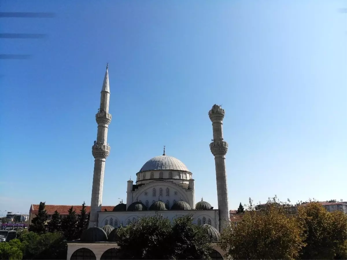 Depremde caminin minaresi yıkıldı