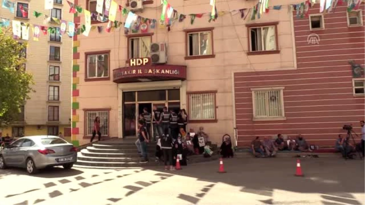 Diyarbakır annelerinin oturma eylemine destek ziyaretleri