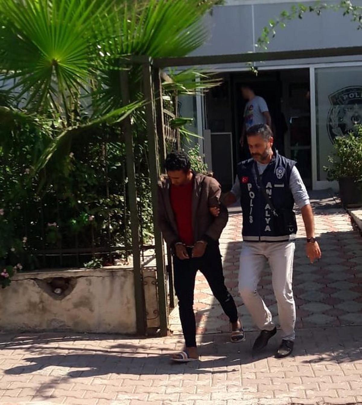 Dolandırdıkları yaşlıların ellerini öpmeyi ihmal etmemişler