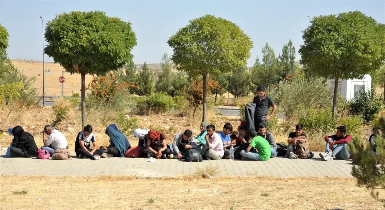 Düzensiz göçmenleri yolda bırakıp kaçtı