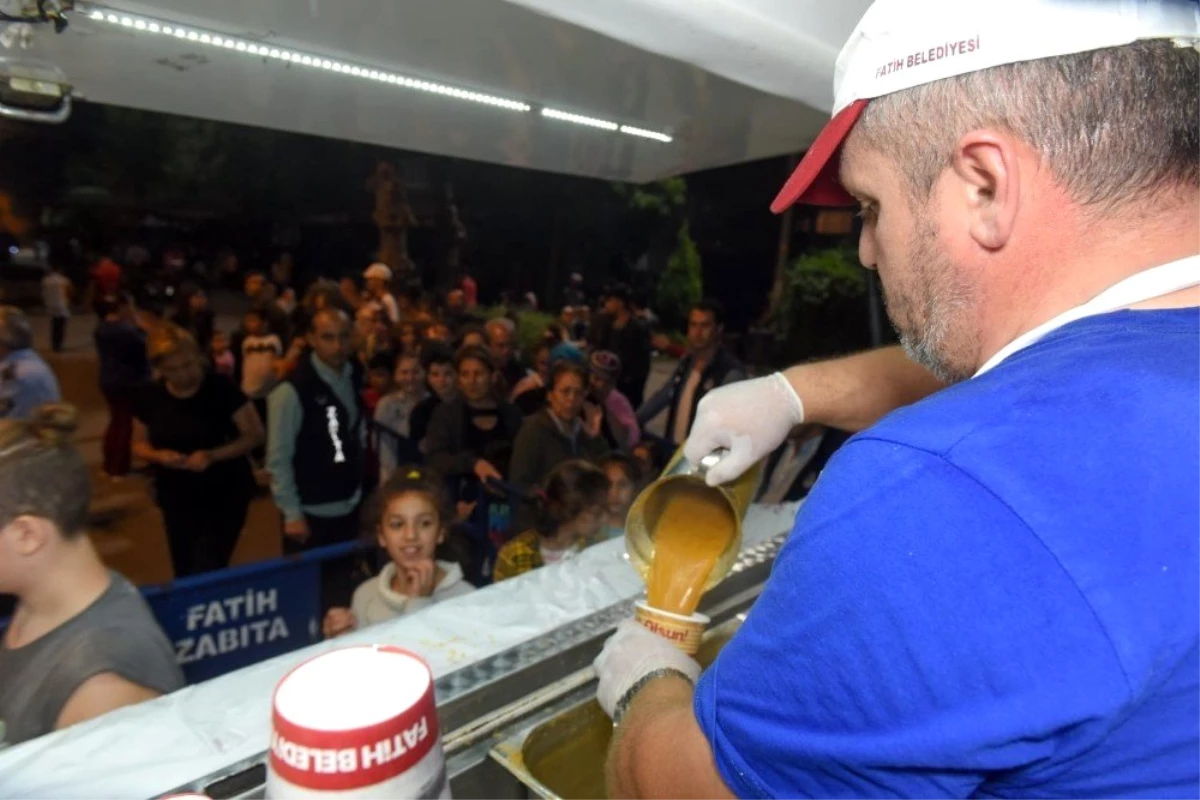 Fatih Belediyesinden 15 bin vatandaşa sıcak çorba ve su ikramı