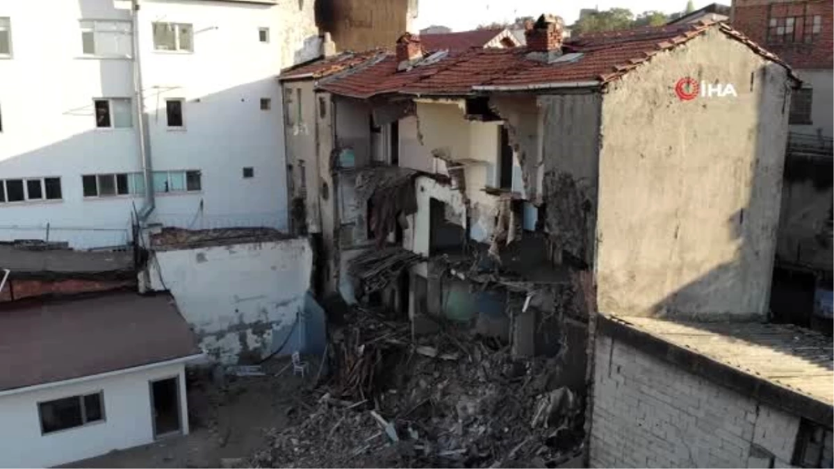 Fatih\'te zarar gören tarihi binalar kontrollü bir şekilde yıkıldı