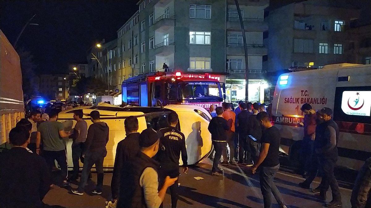 Gaziosmanpaşa\'da iki araç çarpıştı: 3 yaralı