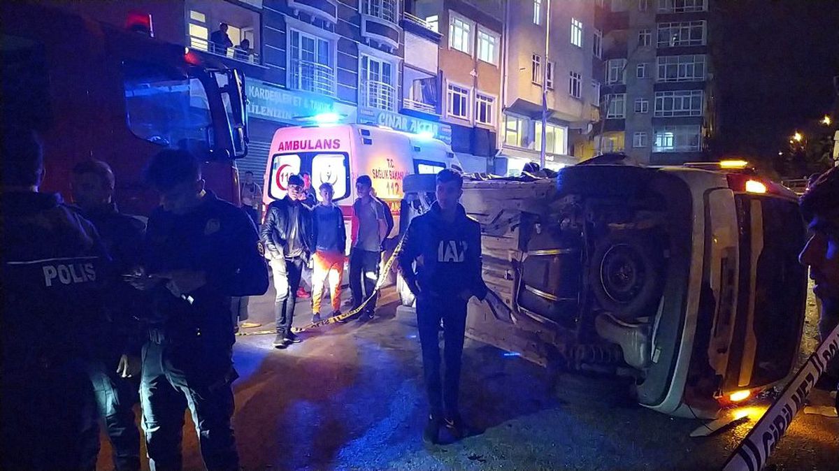 Gaziosmanpaşa\'da iki araç çarpıştı: 3 yaralı