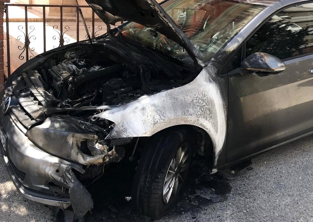 Gece yarısı otomobile benzin döküp kundakladılar