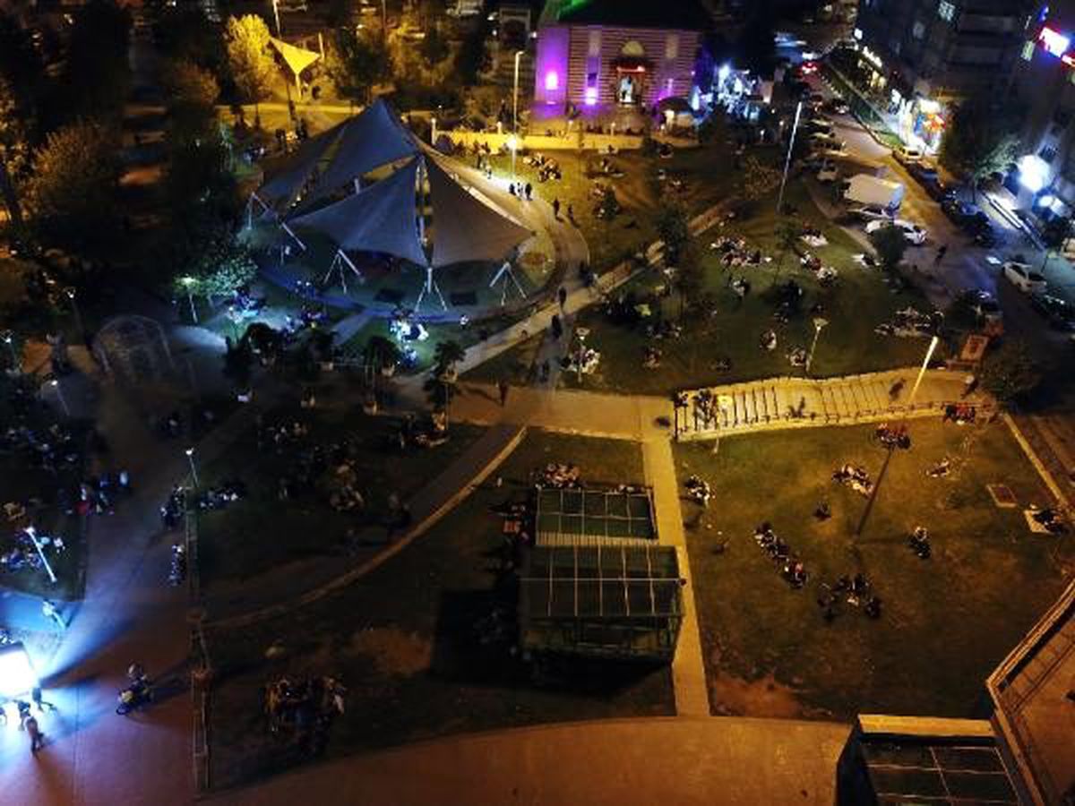 Güngören\'de deprem korkusu yaşayanlar parklarda toplandı