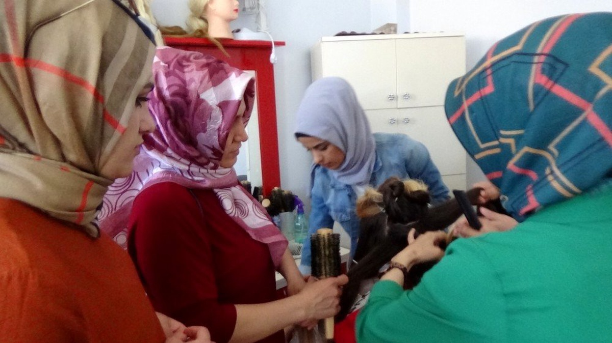 Kadınlar ADEM kursunda meslek öğreniyor