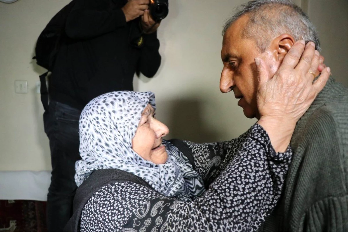 Kayseri\'de kaybolduktan 13 yıl sonra Antalya\'da bulunan Ahmet Çavuş, annesine kavuştu