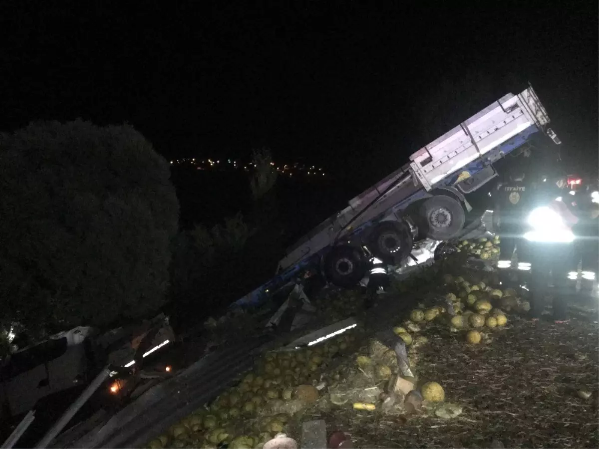 Konya\'da kontrolden çıkan tır, otomobili altına aldı: 2 ölü, 3 yaralı