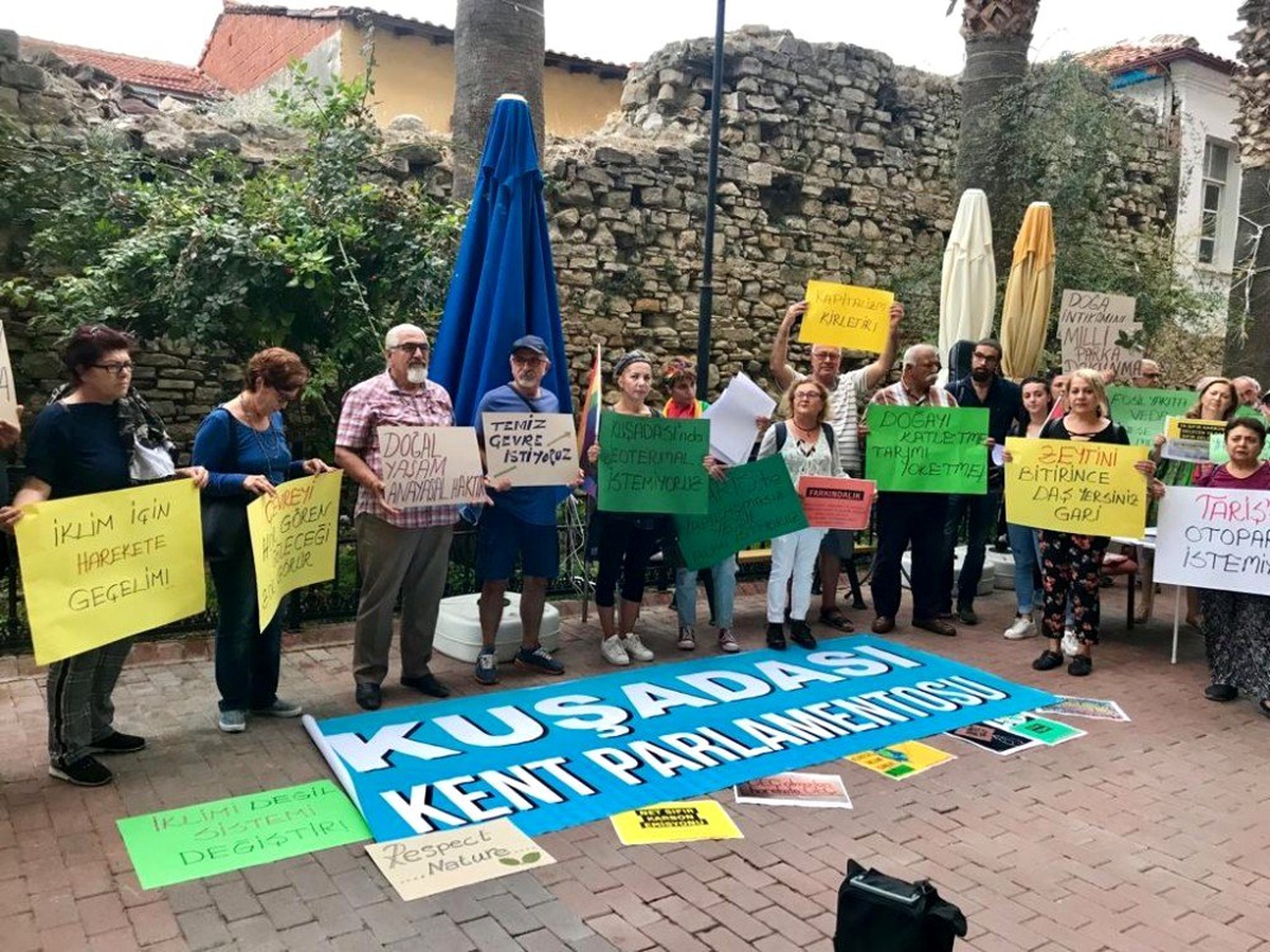 Kuşadası\'nda küresel iklim grevi etkinliği yapıldı