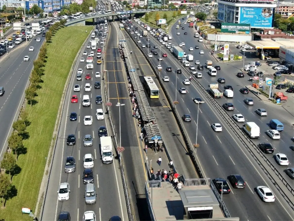 Metrobüste depremin ardından yoğunluk oluştu