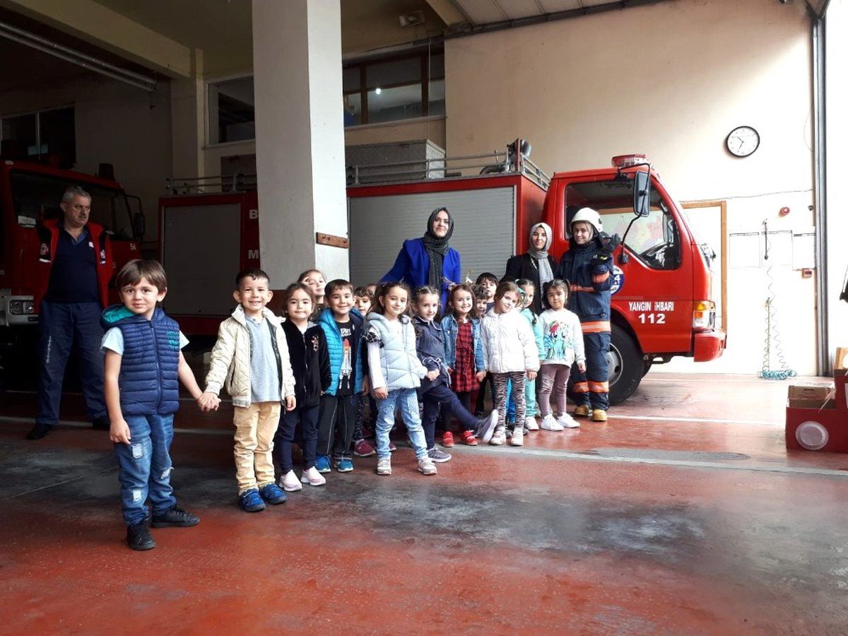 Minik öğrenciler itfaiyeyi gezdi
