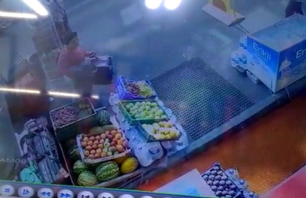 (ÖZEL) Manav tezgahındaki deri montu çalan kadın kamerada