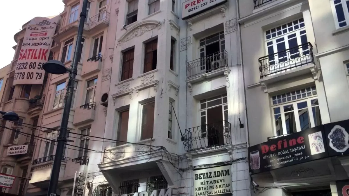 (Özel) Şişli\'de deprem sonrası 6 katlı tarihi binada çatlaklar meydana geldi