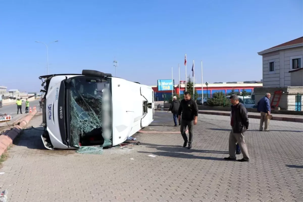 Sürücüsünün kalp krizi geçirdiği işçi servisi yan yattı: 10 yaralı