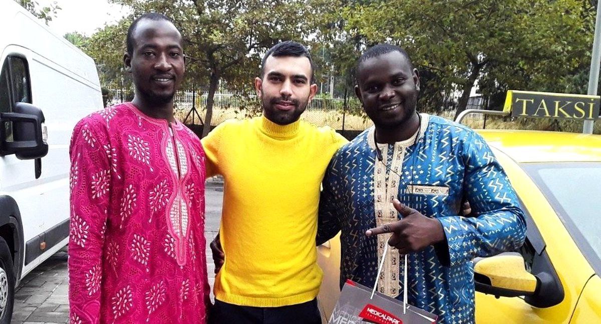 Taksisinde unutulan döviz dolu çantayı turistlere teslim etti