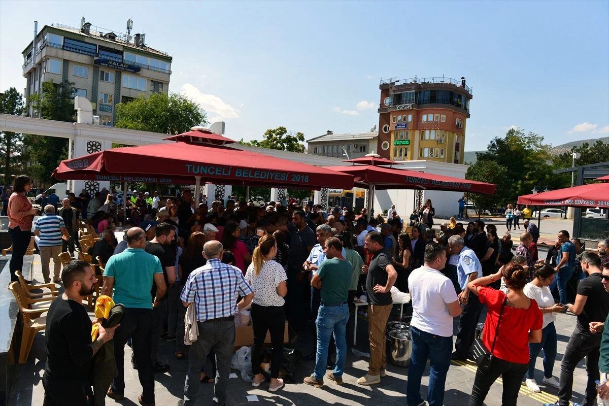 Tunceli Belediyesi vatandaşlara aşure ikram etti