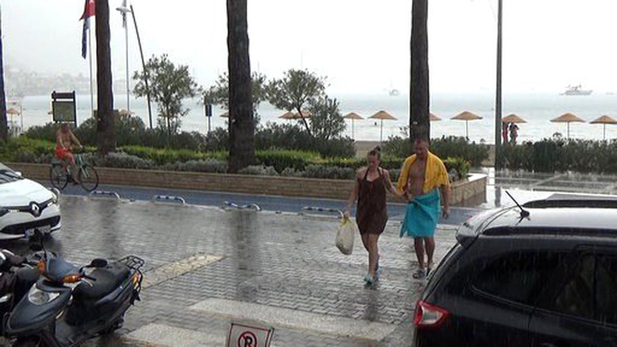 Yağmura aldırmayan turistler denizin keyfini çıkardı