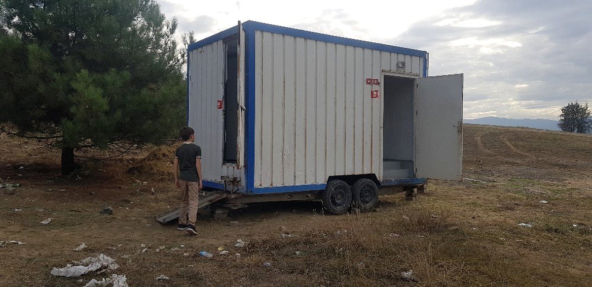 Yarış alanına konulan seyyar tuvaletin deposunu ve musluklarını çaldılar