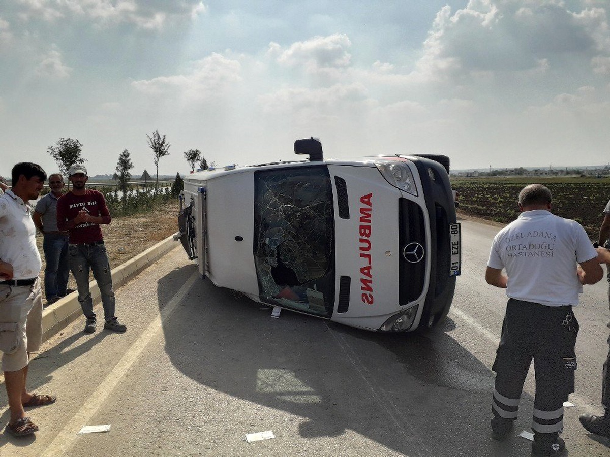 Adana\'da ambulans ile otomobil çarpıştı: 1\'i bebek 4 yaralı