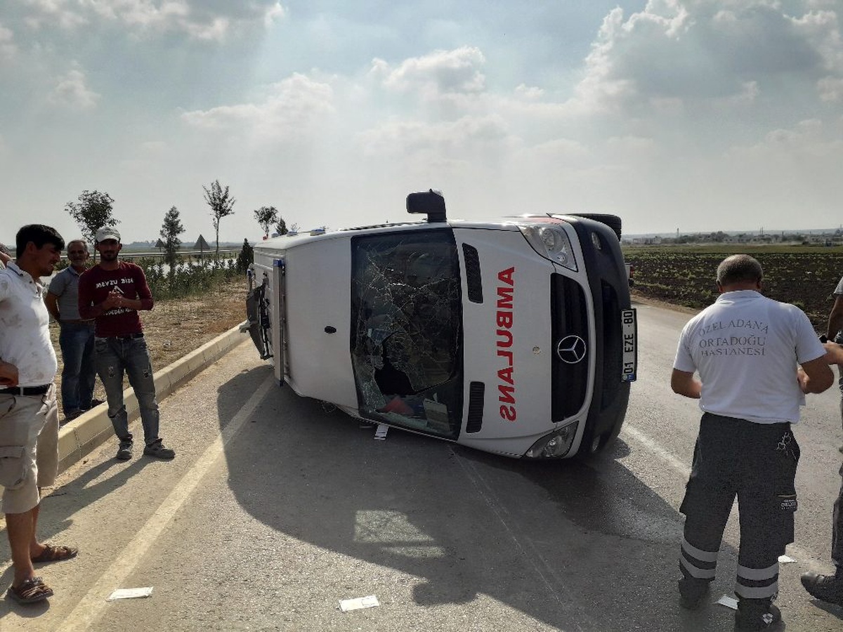 Adana\'da ambulans ile otomobil çarpıştı: 1\'i bebek 4 yaralı