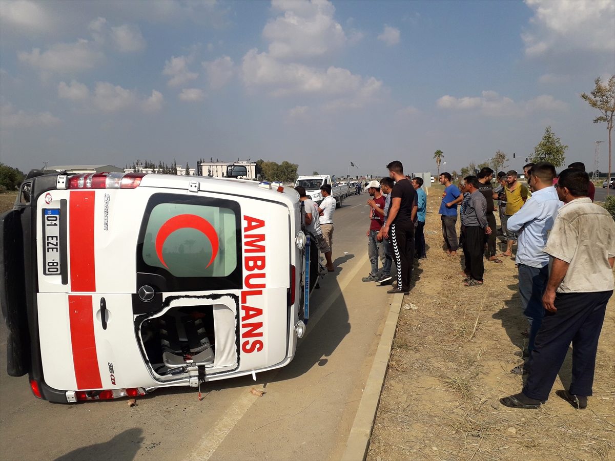 Adana\'da ambulansla otomobil çarpıştı: 5 yaralı