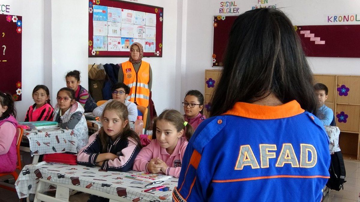 AFAD okullarda deprem çantasının önemini anlattı