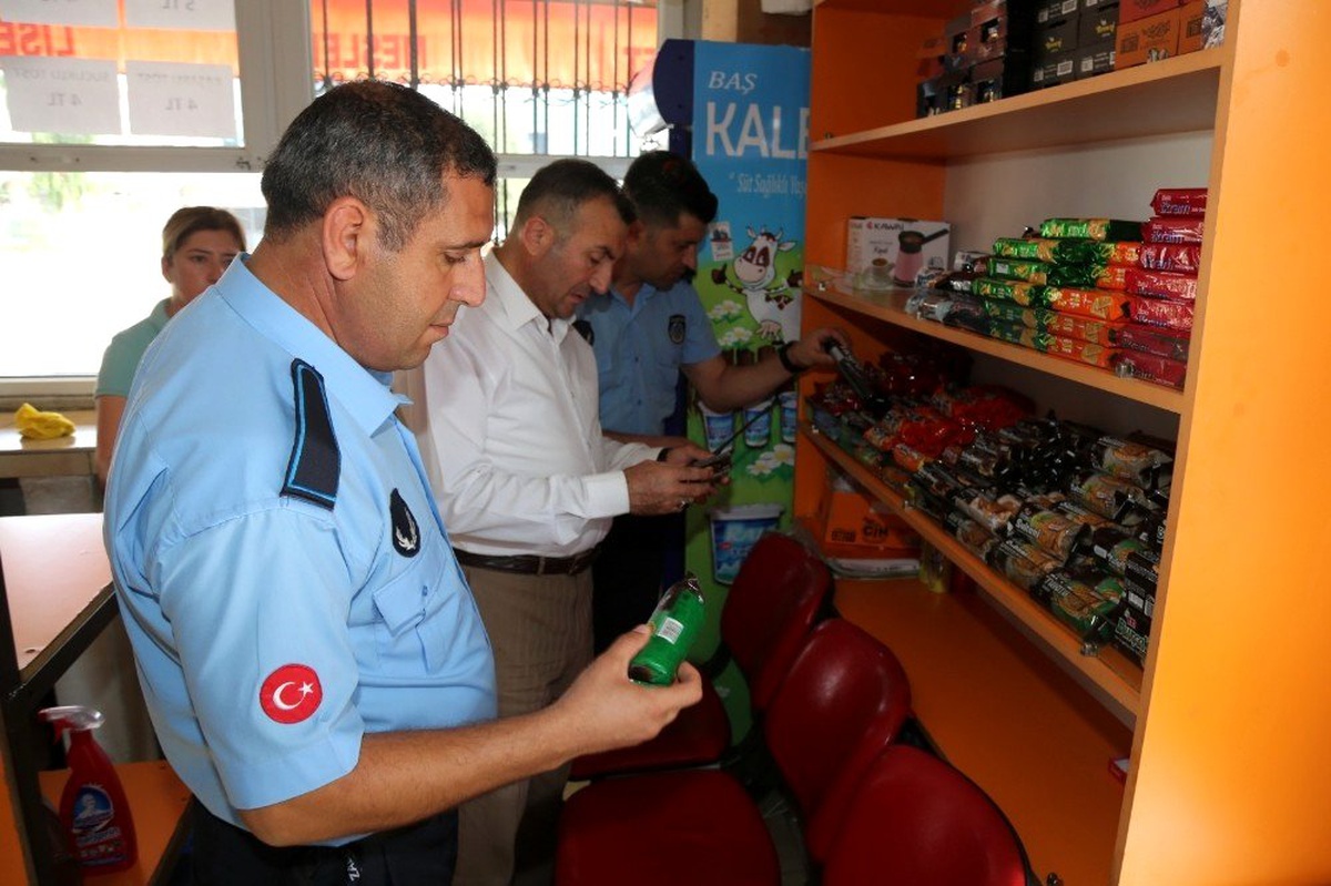 Akdeniz zabıta ekipleri, okul kantinlerini denetledi