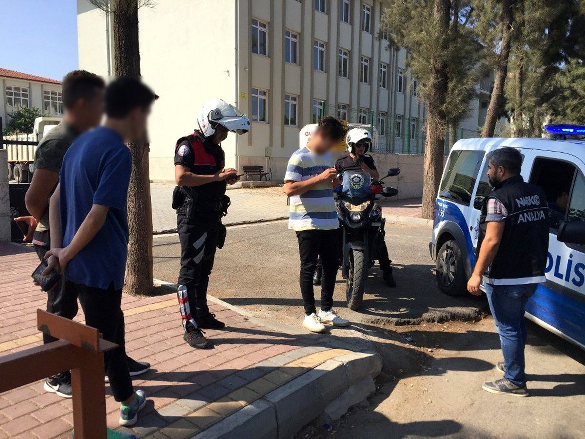 Antalya\'da emniyet kemeri takmayan okul servislerine ceza