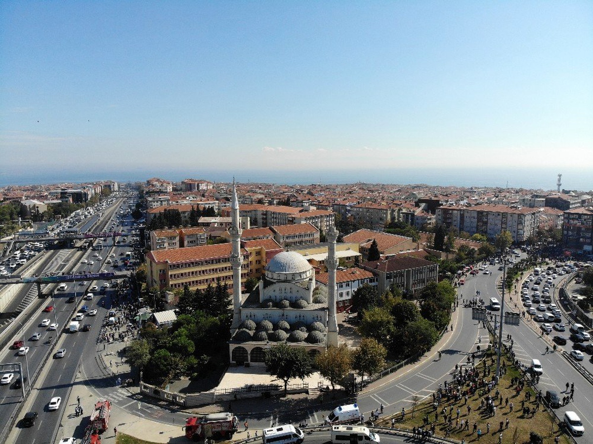Avcılar\'da bir kısmı yıkılan minarenin en kazı kaldırıldı