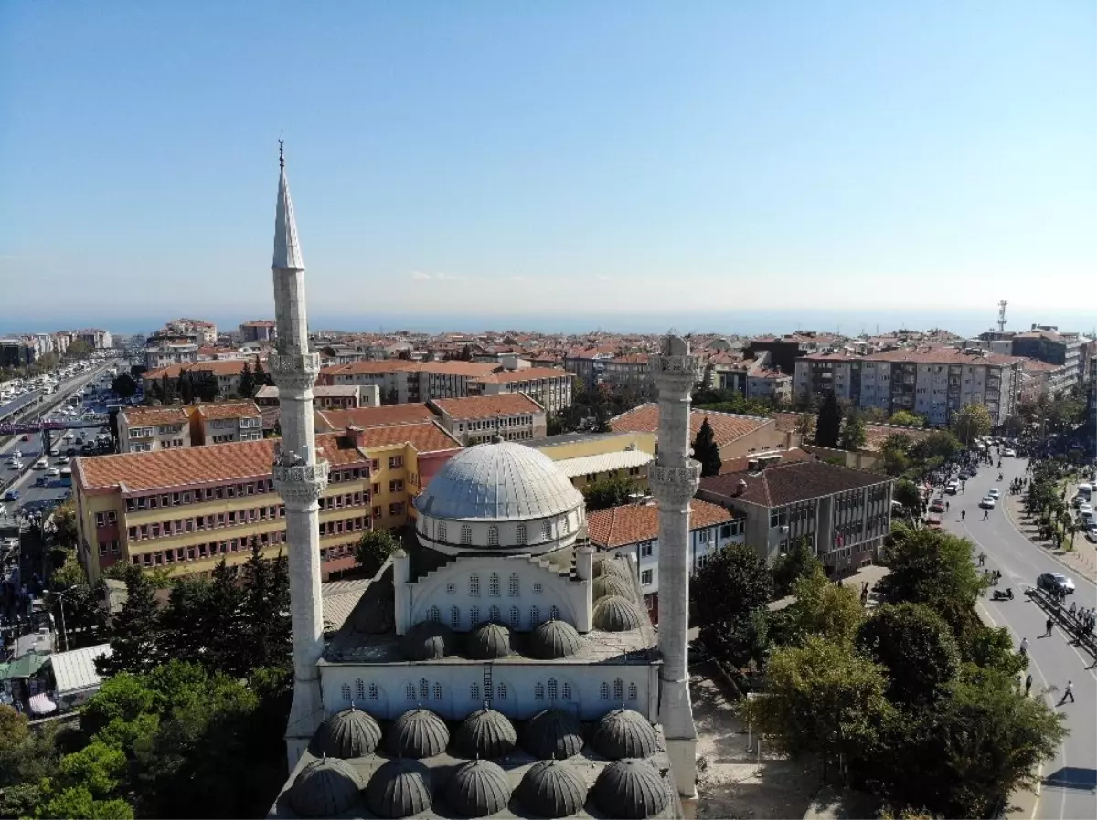 Avcılar\'da kısmen yıkılan minarenin enkazı kaldırıldı