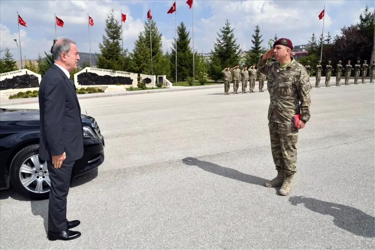 Bakan Akar, Özel Kuvvetler Komutanlığını ziyaret etti