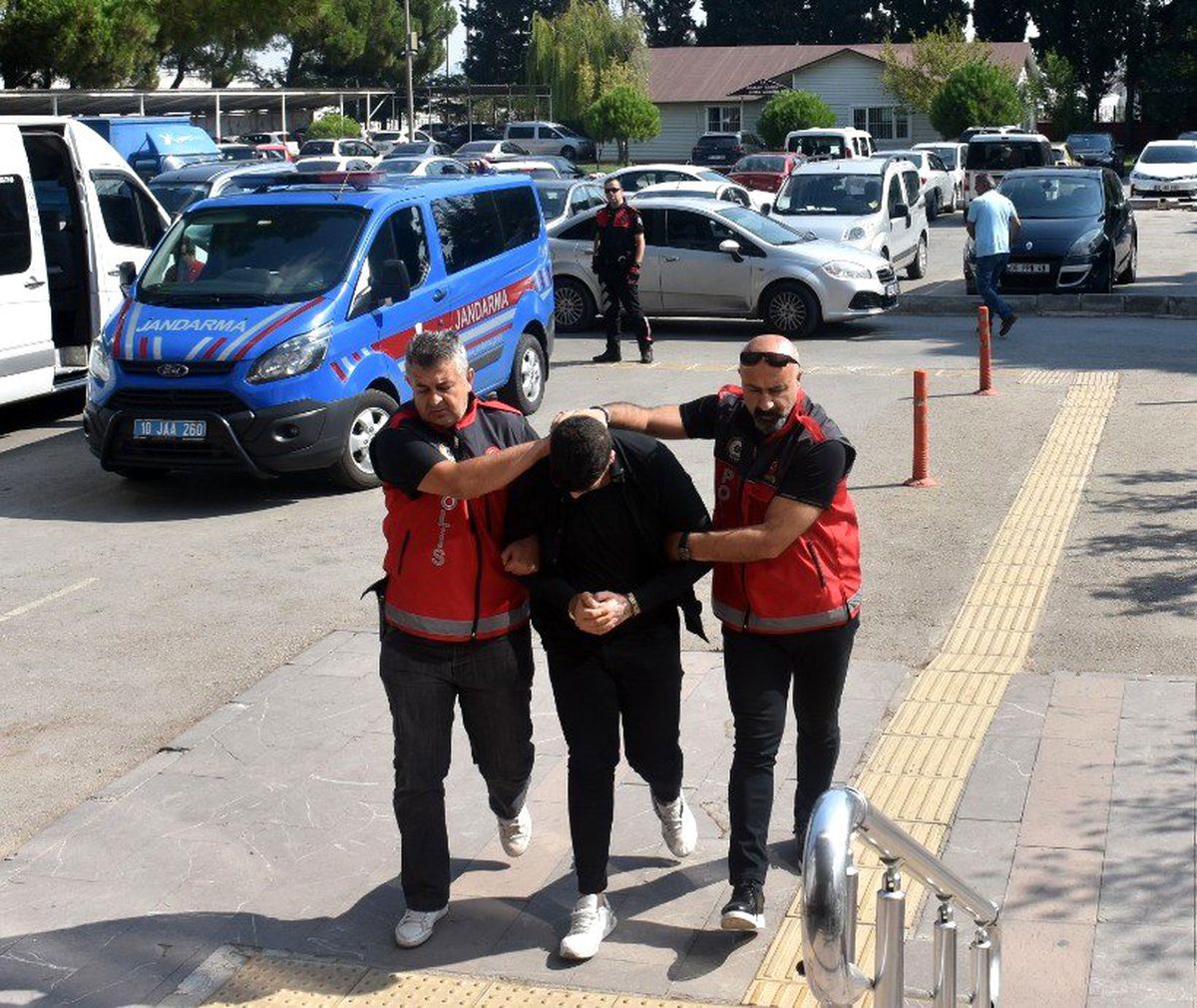 Balıkesir\'de polise kafa tutan 2 şahıs tutuklandı