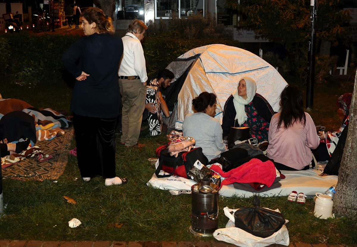 Bazı vatandaşlar geceyi parklarda geçiriyor