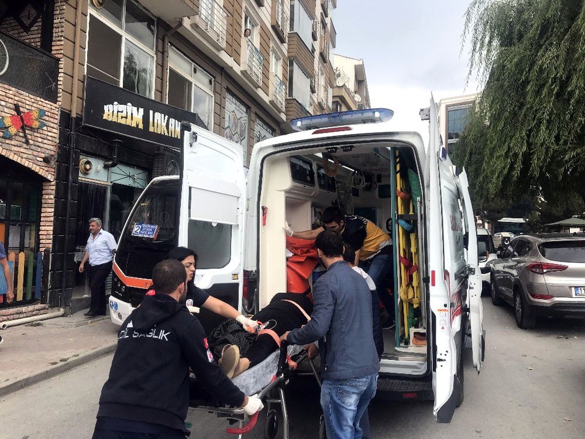 Bileğini keserek kendine zarar verdi