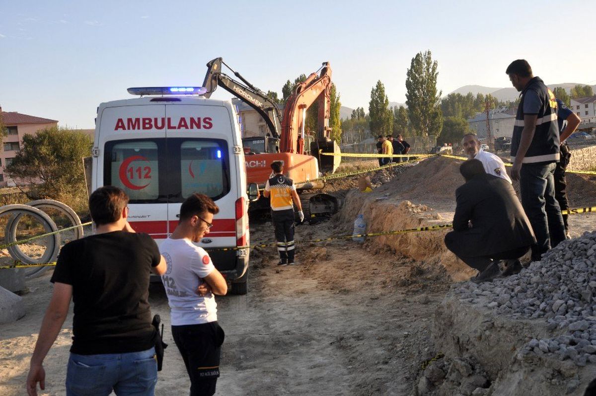 Bulanık\'ta ekskavatör ile duvar arasında sıkışan işçi hayatını kaybetti