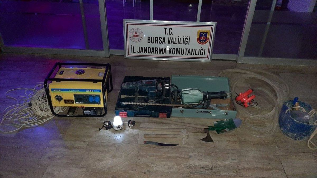 Define ararken jandarmaya yakalandılar